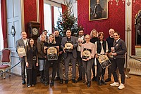 Pressefoto mit allen Beteiligten von der Pressekonferenz zum Weihnachtsmarkt im Schlosspark Detmold 2024