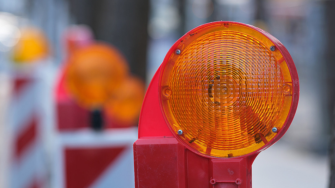 Nahaufnahme der Lampe einer Straßenabsperrung