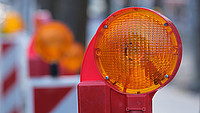 Nahaufnahme der Lampe einer Straßenabsperrung