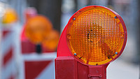 Nahaufnahme der Lampe einer Straßenabsperrung