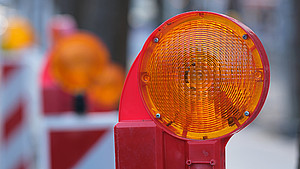 Nahaufnahme der Lampe einer Straßenabsperrung