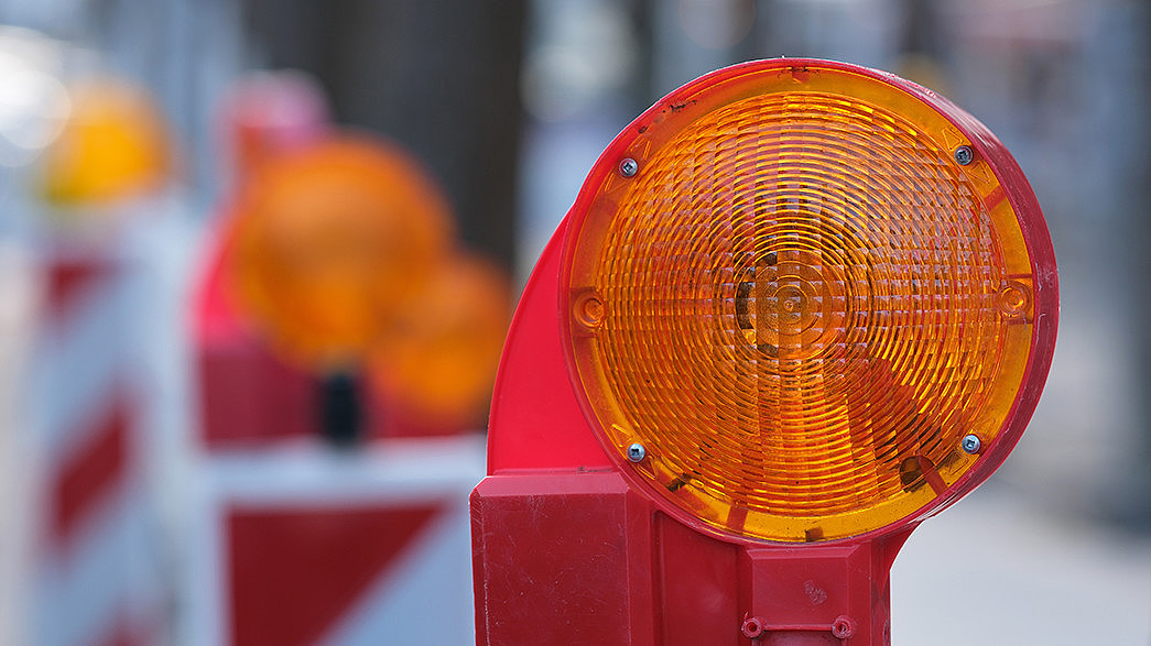 Nahaufnahme der Lampe einer Straßenabsperrung