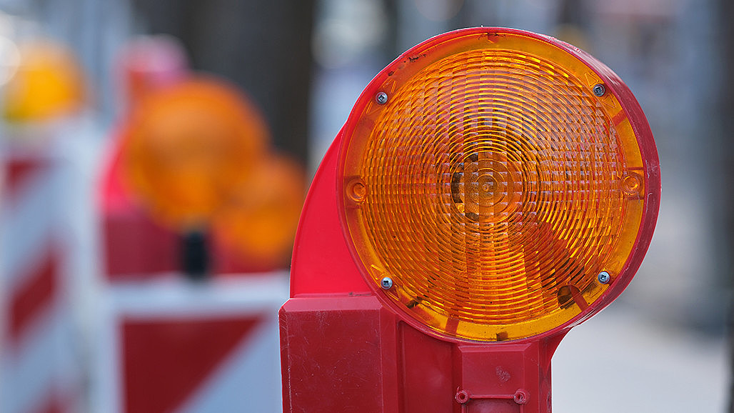 Nahaufnahme der Lampe einer Straßenabsperrung