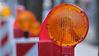 Nahaufnahme der Lampe einer Straßenabsperrung