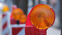 Nahaufnahme der Lampe einer Straßenabsperrung
