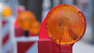 Nahaufnahme der Lampe einer Straßenabsperrung