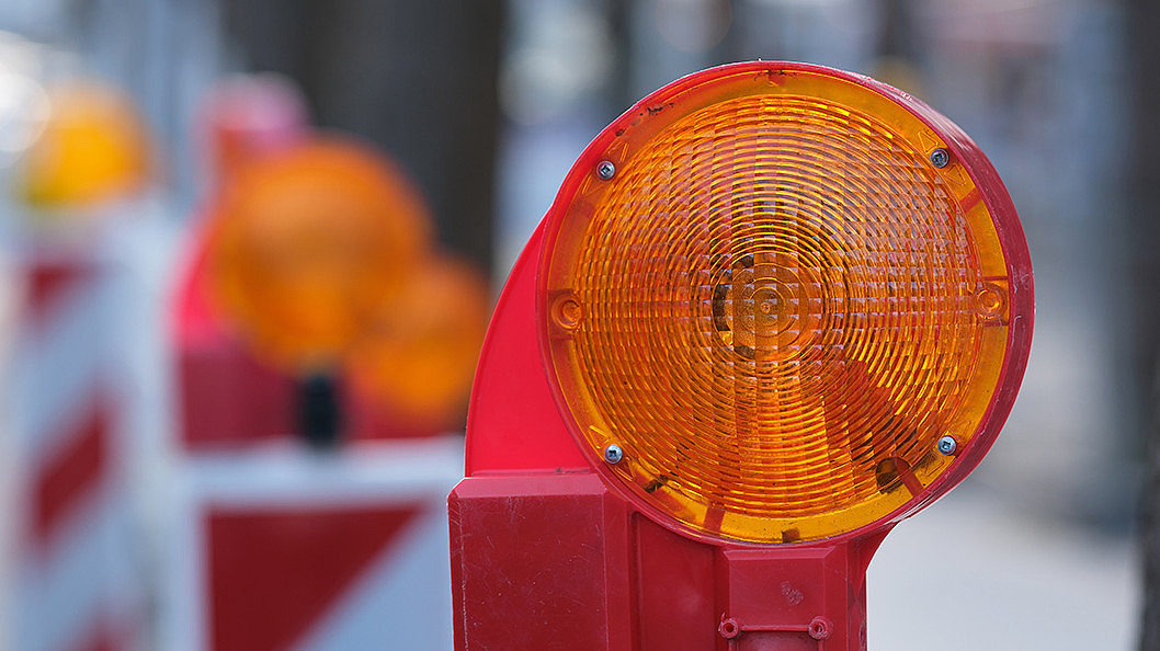 Nahaufnahme der Lampe einer Straßenabsperrung