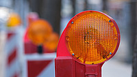 Nahaufnahme der Lampe einer Straßenabsperrung