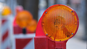 Nahaufnahme der Lampe einer Straßenabsperrung