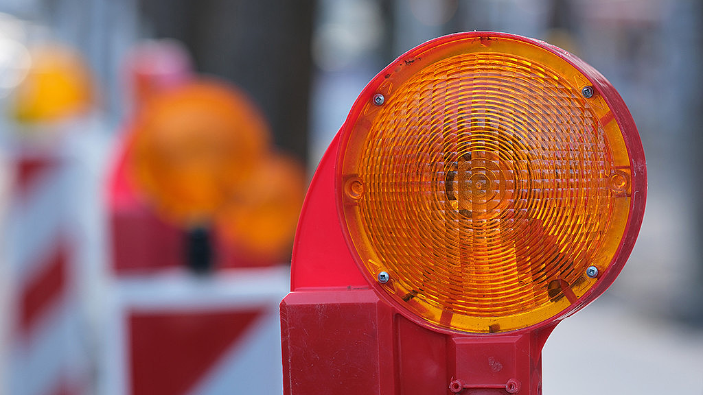 Nahaufnahme der Lampe einer Straßenabsperrung