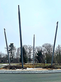 Aufnahme der Halterung zum Kunstwerk "Rote Kugel" an einem Kreisel in Detmold