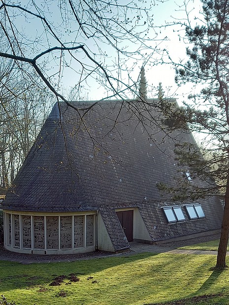 Trauerhalle Außenansicht der Trauerhalle an der Straße "Im Schlage" in Berlebeck (Denkmal A733)