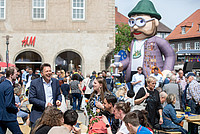 Außenaufnahme von der Menschenmenge inklusive Bürgermeister Frank Hilker beim Europäischen Markt 2024