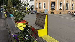 Bunte Stadtmöbel, Blumen und neue Fahrradständer in der Grabbestraße