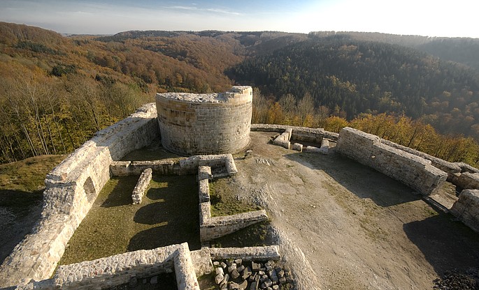 Luftaufnahme der Burgruine der Falkenburg im Teutoburger Wald bei Detmold