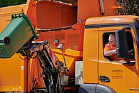 Entleerung einer grünen Tonne mit dem Müllfahrzeug