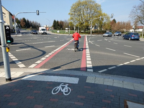 Diagonalquerung mit Fahrradfahrer an der Kreuzung Heidenoldendorfer-Straße–Hiddeser-Straße–Bielefelder-Straße