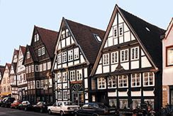 Straßenansicht einer Reihe von Fachwerkhäusern in der Krummen Straße in Detmold