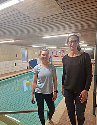 Merle Malburg (links) (Projektleitung „Sport inklusiv“, Stadt Detmold) und Schwimmlehrerin Inga Queseleit vor dem Lehrschwimmbecken Diestelbruch