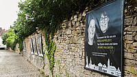 Außenaufnahme der Ausstellungsplakate zum Tag des Ehrenamts in der Bruchmauerstraße in Detmold
