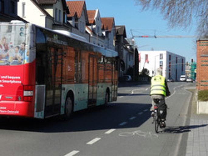 Straße mit Schutzstreifen für Fahrradfahrer