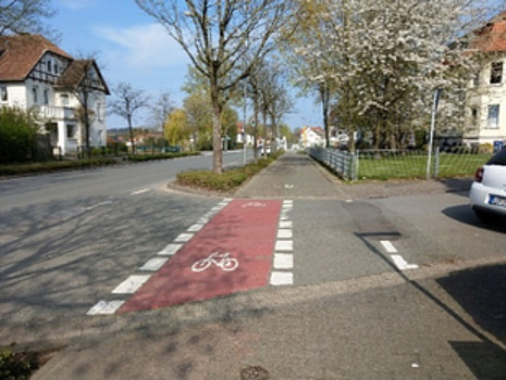 Rot eingefärbte Radfurt