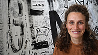 Maia Kesseler vor ihrem Kunsterwerk „Weniger – Mehr“ im Rathausfoyer