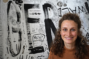 Maia Kesseler vor ihrem Kunsterwerk „Weniger – Mehr“ im Rathausfoyer