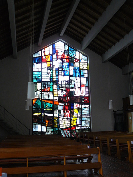 Giebelwand mit Kunstverglasungen Giebelwand mit Kunstverglasung im Kirchengebäude St. Stephanus am Haselnussweg 2 in Hiddesen (Denkmal A731)