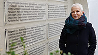Außenaufnahme der Historikerin Gudrun Mitschke-Buchholz vor der Gedenktafel in der „Twete An der Alten Synagoge“