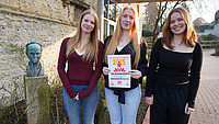 Gruppenfoto von Jette Büker, Emma Trupke und Tuuli Keil (von links), Schülerinnen der Q2 am Christian-Dietrich-Grabbe-Gymnasium, welche im Zuge der Veranstaltung sprechen werden.