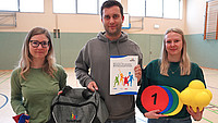 Merle Malburg (Stadt Detmold), Christopher Tegethoff und Julia Düchting (beide KSB Lippe) präsentieren die inklusive Sporttasche.
