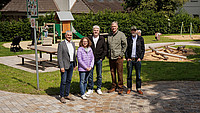 Gruppenaufnahme mit den Beteiligten bei der Eröffnung des Kinderspielplatzes im Dorfpark Hiddesen