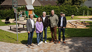 Gruppenaufnahme mit den Beteiligten bei der Eröffnung des Kinderspielplatzes im Dorfpark Hiddesen