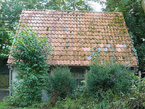 Nordansicht Nordansicht der Leichenhalle an der Straße "Im Schlage" in Berlebeck (Denkmal A734)