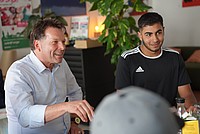 Nahaufnahme von Bürgermeister Frank Hilker neben einem jungen Mann während der Bürgermeistersprechstunde im PUB.I.T