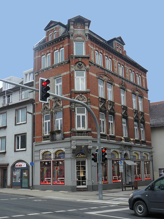 Lange Straße 2 Hohes, rötlich-braunes Wohn- und Geschäftshaus an der Langen Straße 2 in Detmold (Denkmal A716)