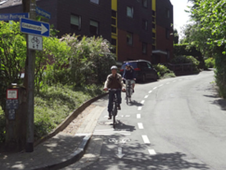 Ein Fahrradfahrer auf einer Einbahnstraße