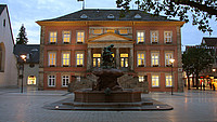 Abendaufnahme des Rathauses in Detmold