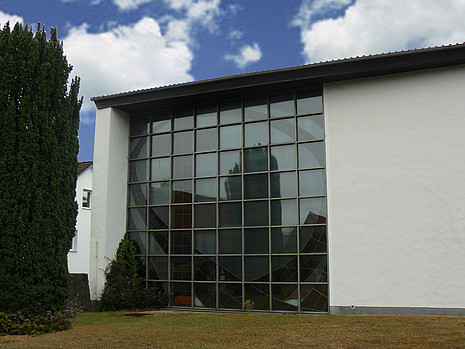 Kirche_Ansicht 2 Große, hohe Buntglasfront des Kirchengebäudes an der Hiddeser Straße 2 in Heidenoldendorf (Denkmal A720)