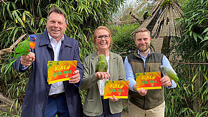 Gruppenfoto mit (von links) Bürgermeister Frank Hilker, Vogelpark-Chef Marc-Philip Eckstein und Jennifer Sonneborn, Leiterin des Fachbereichs für Jugend, Schule und Sport der Stadt Detmold
