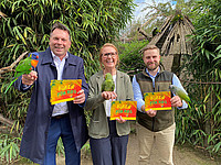 Gruppenfoto mit (von links) Bürgermeister Frank Hilker, Vogelpark-Chef Marc-Philip Eckstein und Jennifer Sonneborn, Leiterin des Fachbereichs für Jugend, Schule und Sport der Stadt Detmold