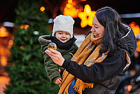 Mutter mit Kind auf dem Weihnachtsmarkt