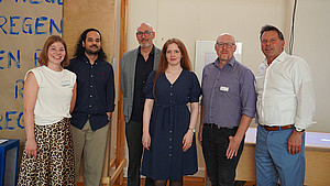 Gruppenfoto im Rathaus mit dem Projektteam von „Statt Daten Stadtdaten“ (von links): Tamina Tinnemeier (Smart City Detmold), Mohamed Khaled Ashmawy (TH OWL), Dr. Axel Häusler (TH OWL), Mareile Licht (TH OWL), Christian Ahlers (Stadt Detmold) und Bürgermeister Frank Hilker.