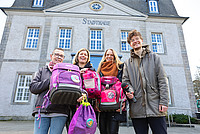 Außenaufnahme vor der Stadthalle Detmold mit (von links) Ina Thomas (Verein Lipper für Lipper e.V.), Esther Rosenbrock und Britta Dombrowski vom Familien-Info-Treff (F.I.T) der Stadt Detmold und Dominik Tegeler (Radio Lippe).