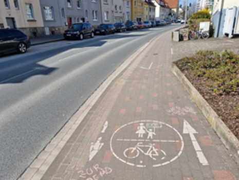 Fußweg mit alten Markierungen als Fahrerlaubnis für Radfahrer