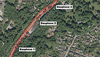 Luftaufnahme über der Paderborner Straße inklusive roter Markierungen zu den drei Bauphasen des zweiten Bauabschnitts zur Umgestaltung der Paderborner Straße und einer blauen Markierung zur Visualisierung der Arbeiten zur Straßenentwässerung in der Gartenstraße