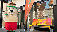 Das Hermi-Maskottchen vor dem Familien.Info.Treff (F.I.T) in Detmold