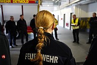 Die Einsatzleitung der Wache Nord instruiert die Feuerwehrfachkräfte über das weitere Vorgehen.