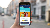 Abbildung eines Mobiltelefons mit der Website zur Nacht der Ausbildung